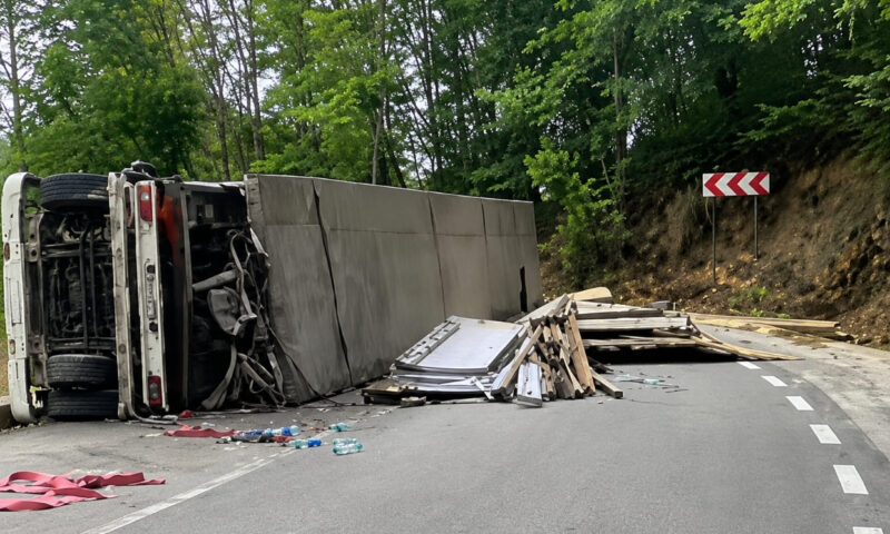 Circulație blocată între Predeal și Râșnov după ce un TIR s-a răsturnat pe șosea. Ce opțiuni au șoferii