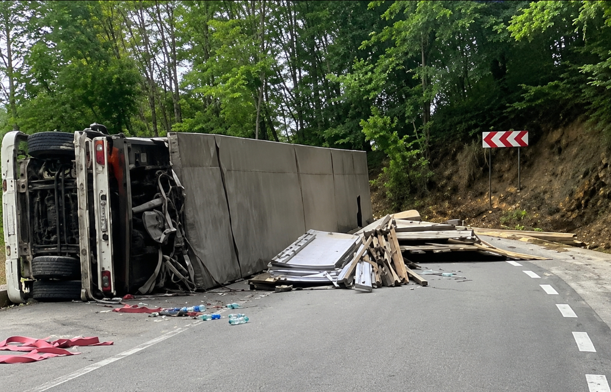 Circulație blocată între Predeal și Râșnov după ce un TIR s-a răsturnat pe șosea. Ce opțiuni au șoferii