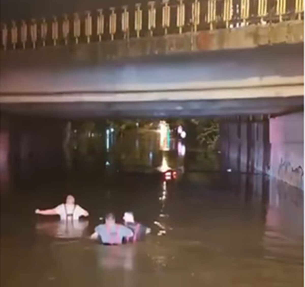 Mașini complet acoperite de apă într-un pasaj din București. Pompierii au înotat până la automobile. Video