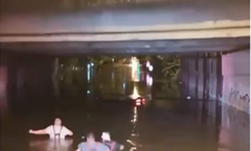 Mașini complet acoperite de apă într-un pasaj din București. Pompierii au înotat până la automobile. Video