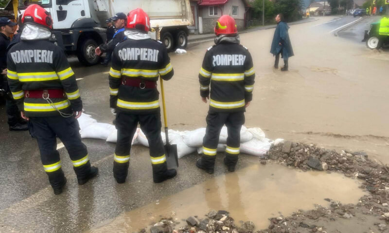 Intervenții după viitura din Bușteni. Pompierii au evacuat apa din mai multe gospodării