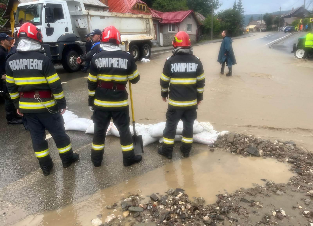 Intervenții după viitura din Bușteni. Pompierii au evacuat apa din mai multe gospodării