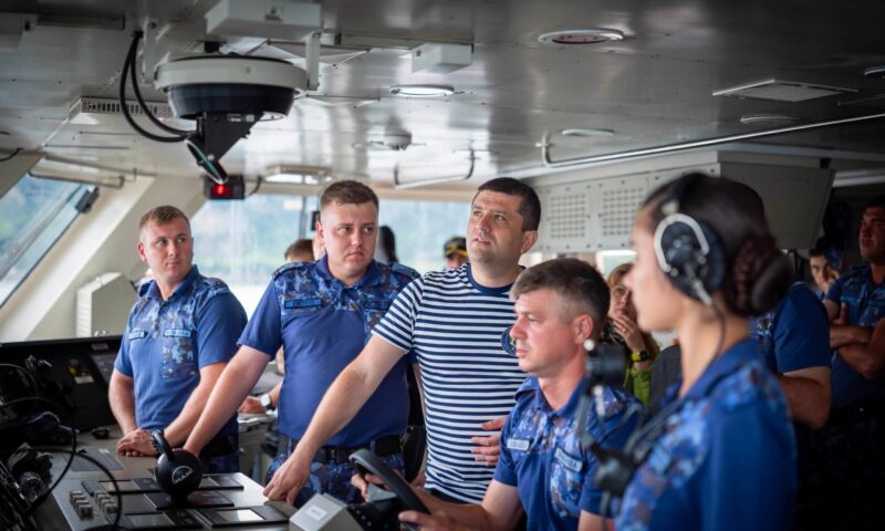 Radu Miruță, ședință foto pe noua corvetă a României. Ministrul s-a îmbrăcat în marinar