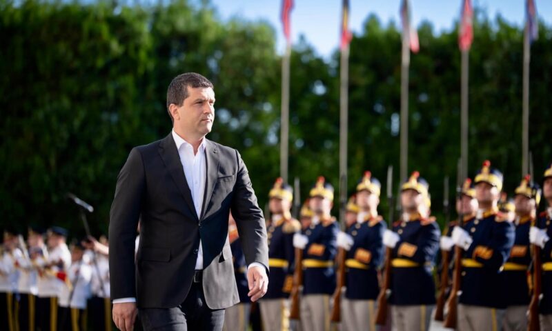 Vestimentația lui Radu Miruță, taxată fără menajamente: „Nedemn pentru această funcție”
