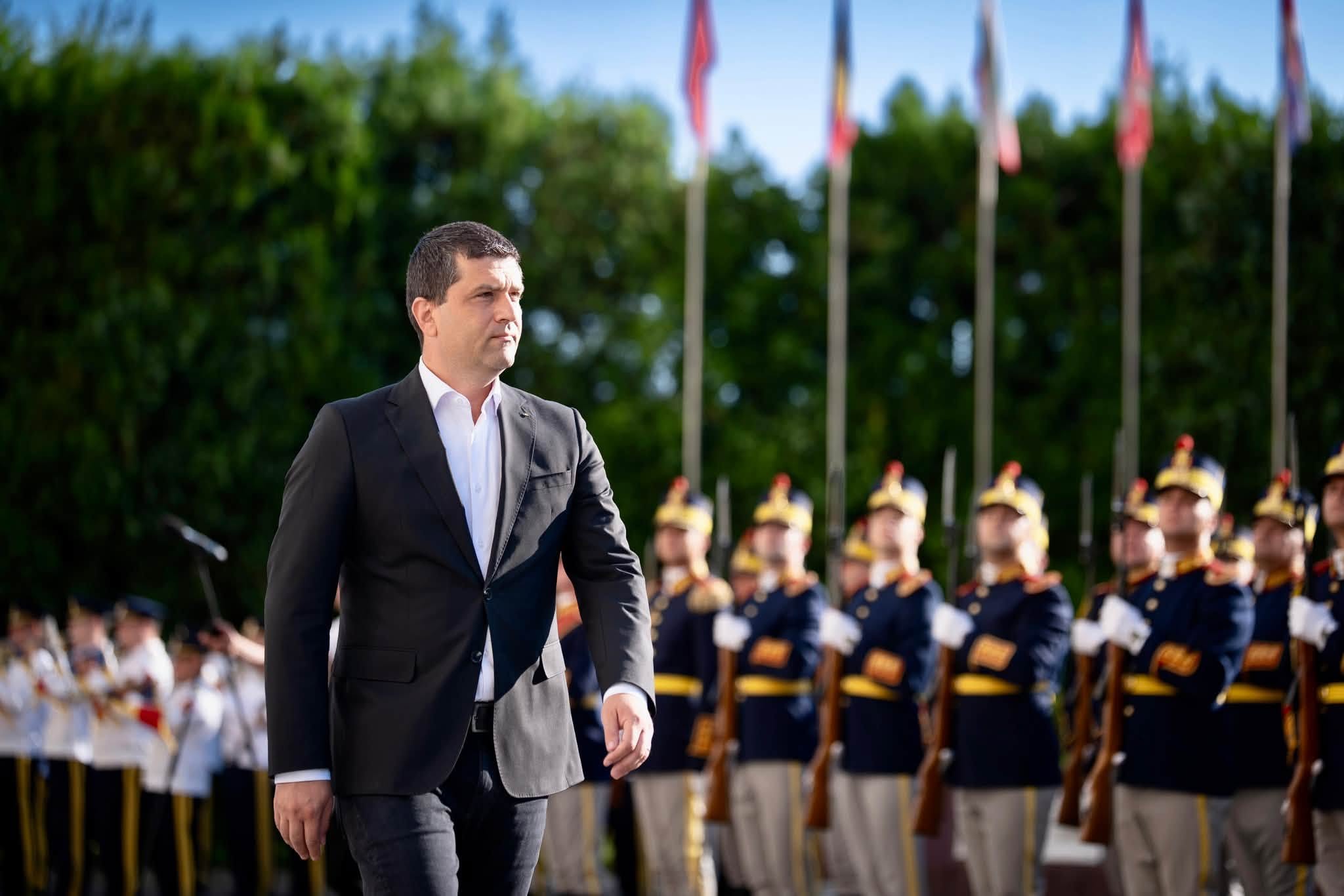 Vestimentația lui Radu Miruță, taxată fără menajamente: „Nedemn pentru această funcție”