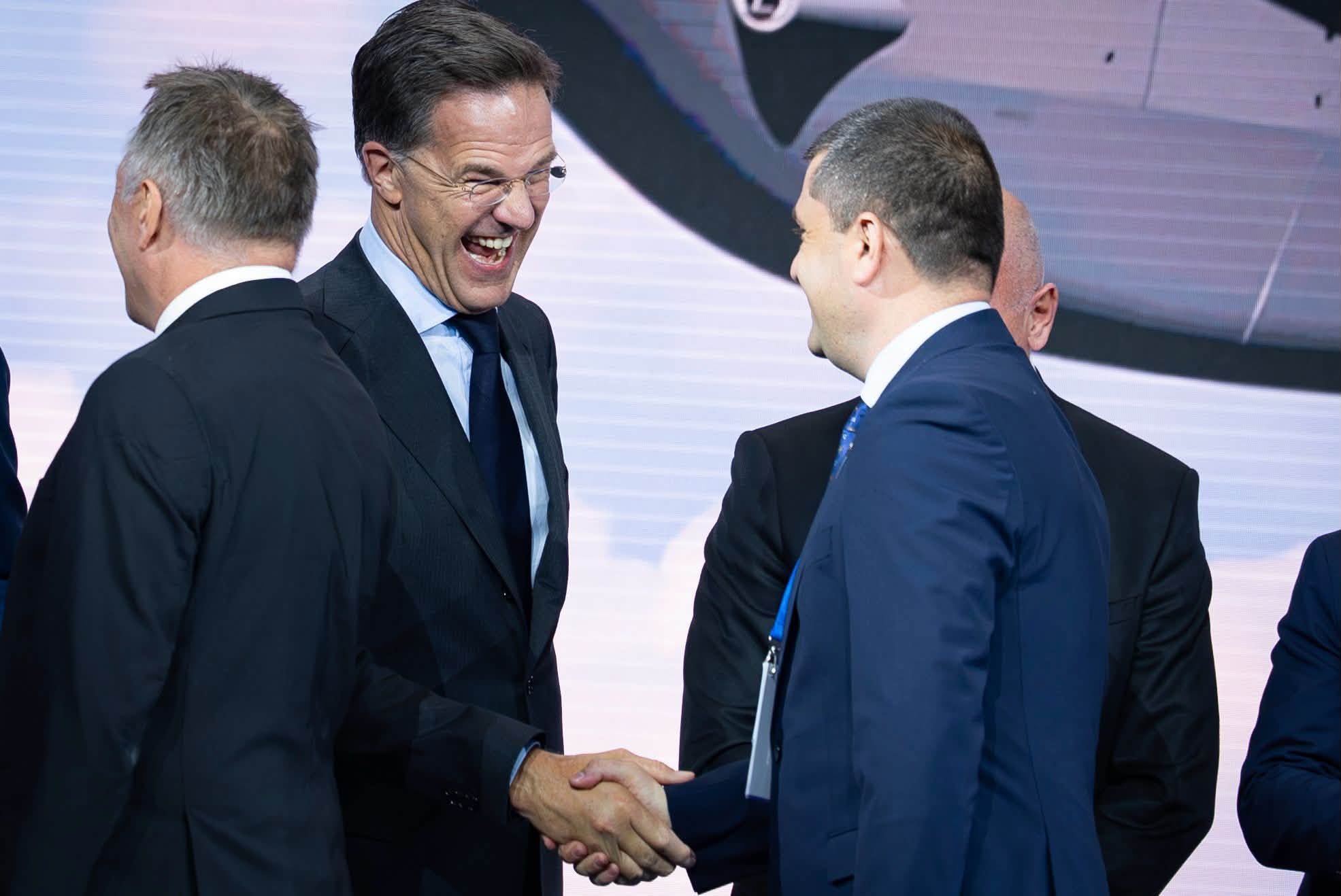 România mizează pe fabricile de armament. Mesajul transmis de la summitul NATO Noul plan pentru industria de apărare. România vrea să producă mai mult pe plan inter