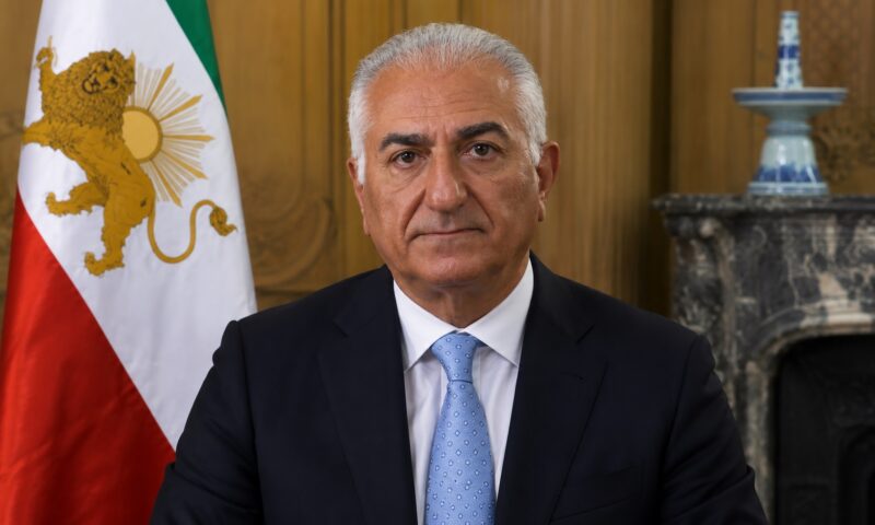 Fiul ultimului șah promite un viitor democratic pentru Iran. Controversele și lipsa sprijinului extern îi complică misiunea