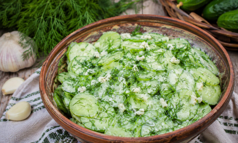 Cea mai gustoasă salată de castraveți cu mărar și usturoi. Rețeta care merge cu orice preparat de vară