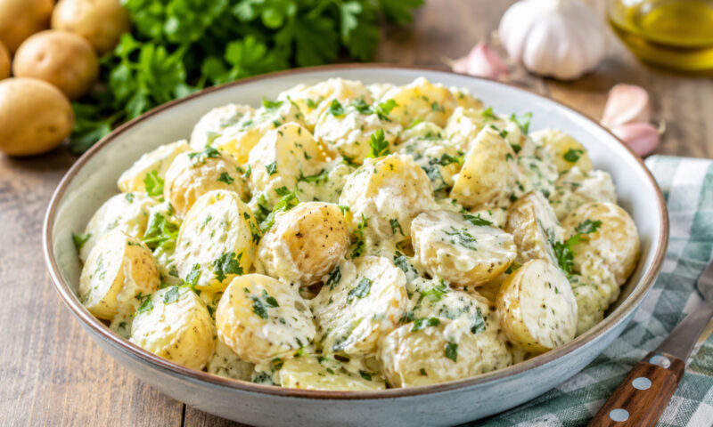 Salata de cartofi noi care se prepară în câțiva pași. Cremoasă, aromată și foarte sățioasă
