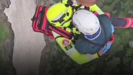 Salvarea alpiniștilor cu elicopterul SMURD. Captură video