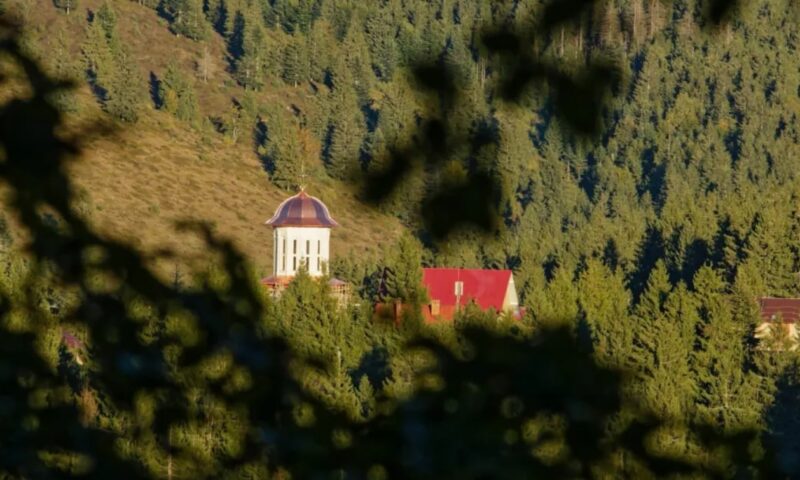 Au așteptat acest moment aproape 15 ani. Noua biserică a Schitului Vârtop va fi sfințită duminică