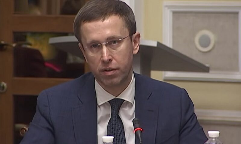 A lucrat ca paznic ca să-și plătească studiile. Acum, Serhii Korețki este noul premier al Ucrainei