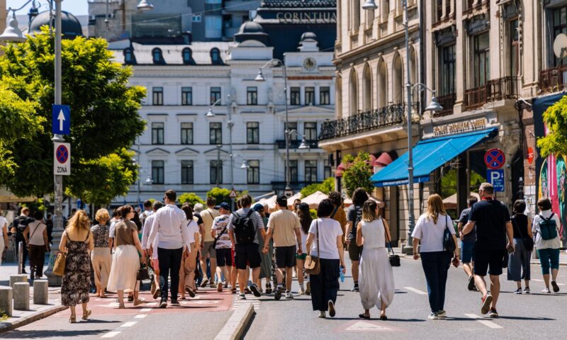Expoziție de mașini retro în centrul Capitalei. Calea Victoriei va fi închisă circulației