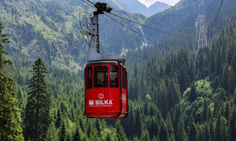 A început evacuarea celor 18 turiști blocați în telecabina de la Bâlea. Salvamont îi coboară cu cabluri speciale