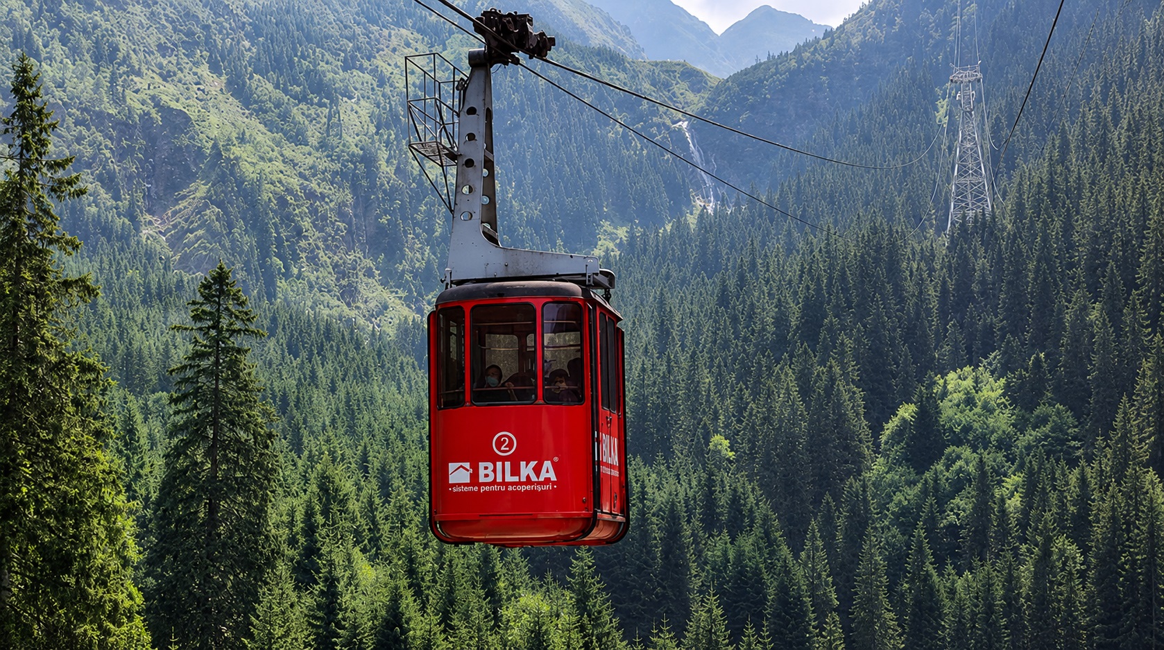 A început evacuarea celor 18 turiști blocați în telecabina de la Bâlea. Salvamont îi coboară cu cabluri speciale