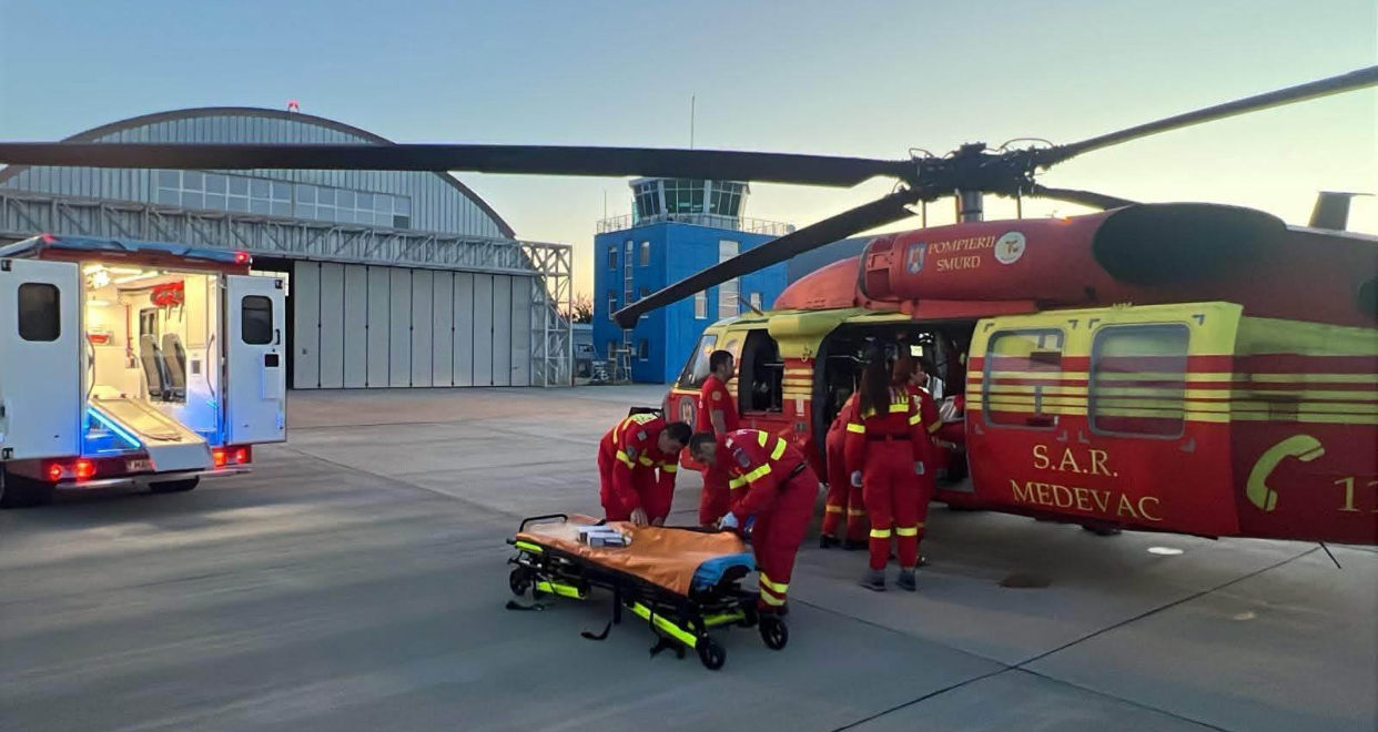 O pacientă asistată ECMO, transportată cu un Black Hawk de la Craiova la Spitalul Floreasca. Anunțul DSU