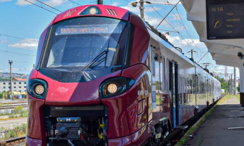 Tren CFR atacat cu pietre după plecarea din Constanța. Un geam a fost spart