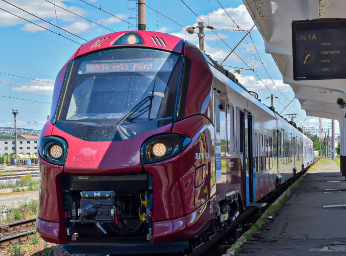 Tren CFR atacat cu pietre după plecarea din Constanța. Un geam a fost spart
