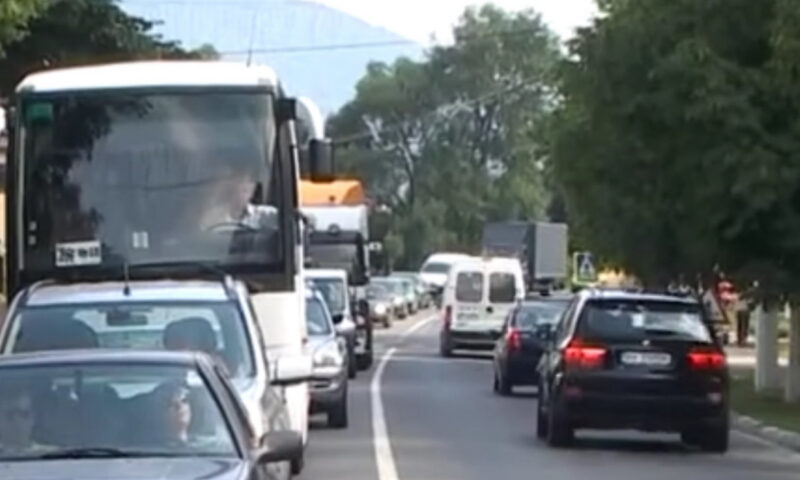 Trafic îngreunat pe DN1, pe ambele sensuri de mers. Un șofer s-a răsturnat cu mașina în șanț