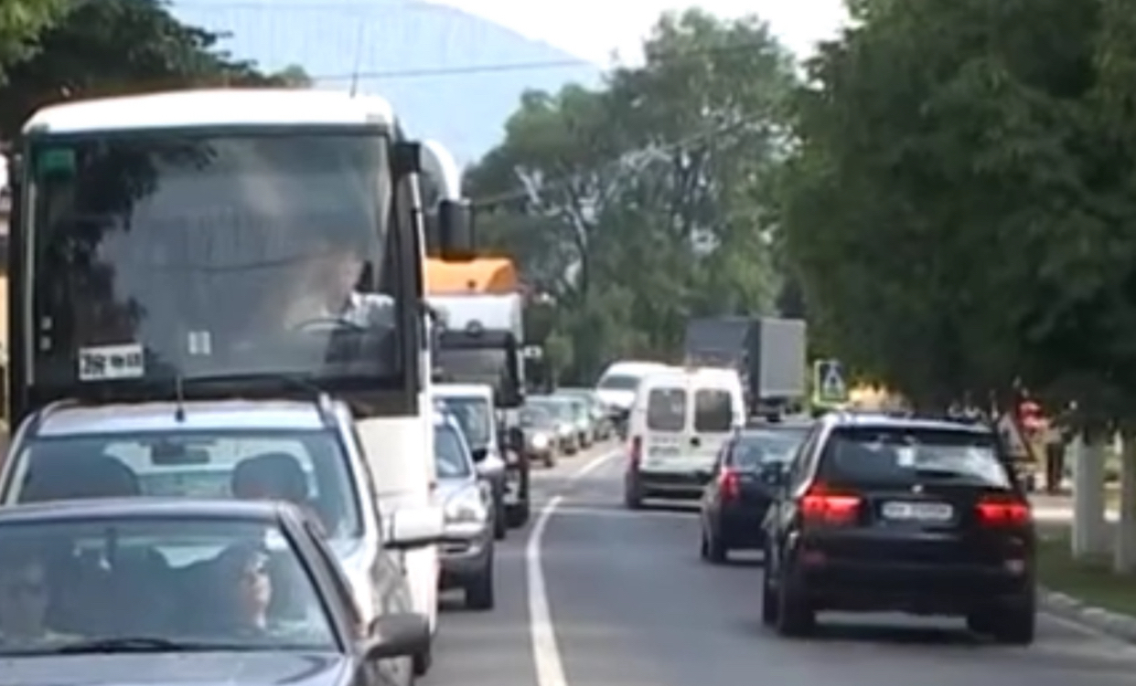 Trafic îngreunat pe DN1, pe ambele sensuri de mers. Un șofer s-a răsturnat cu mașina în șanț