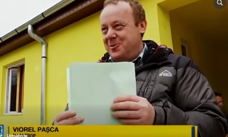 Viorel Pașca are în construcție un bloc în comuna Holod și 18 case, acum goale. Se declară sărac