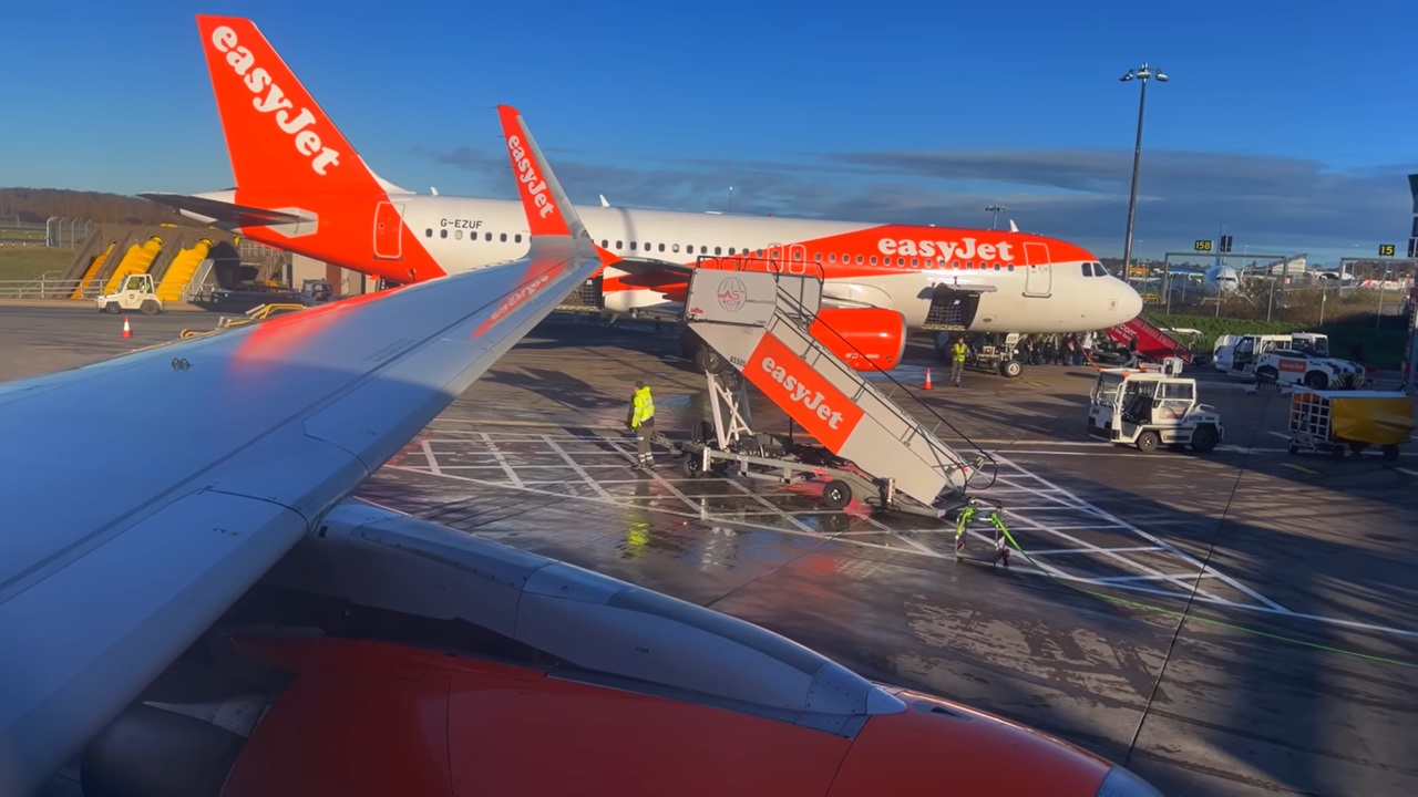 Bătaie la bordul unui avion easyJet care zbura spre Liverpool. Aeronava s-a întors la Tenerife