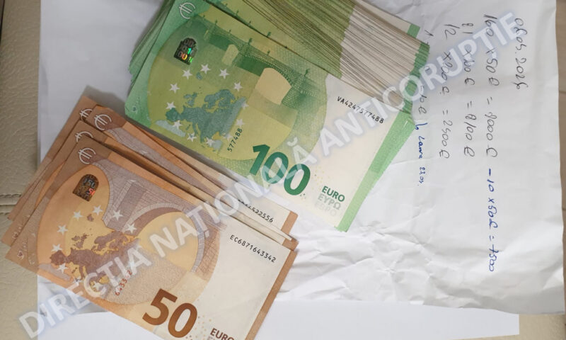 500.000 de euro găsiți în casa directorului Uzinei Plopeni. Procurorii spun că voia să cumpere un hotel la mare