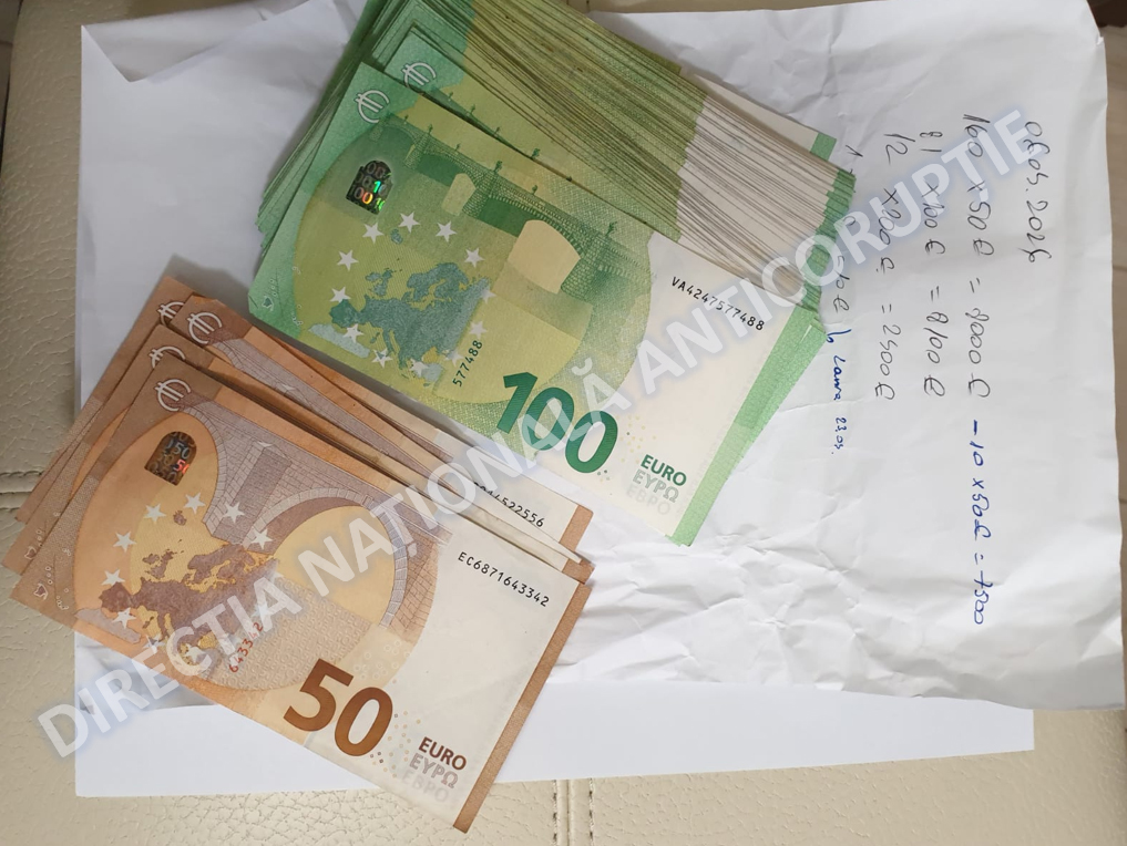 500.000 de euro găsiți în casa directorului Uzinei Plopeni. Procurorii spun că voia să cumpere un hotel la mare