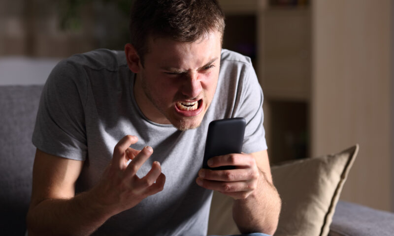 Mulți români se plâng de bateria telefonului. Vara vine cu o surpriză neplăcută