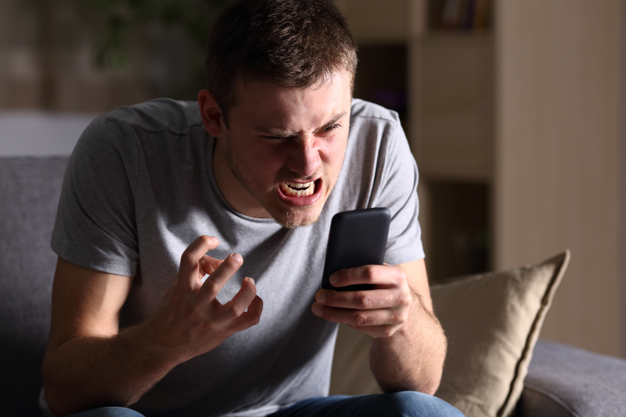 Mulți români se plâng de bateria telefonului. Vara vine cu o surpriză neplăcută