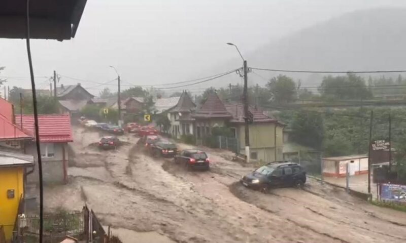 Potop în Bușteni. Imagini înfricoșătoare cu viitura care a inundat orașul și a afectat traficul pe DN1