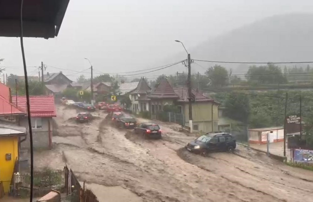 Potop în Bușteni. Imagini înfricoșătoare cu viitura care a inundat orașul și a afectat traficul pe DN1