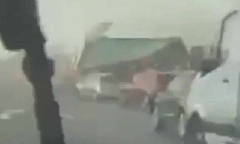 Camioane răsturnate de furtună în Franța. Imagini apocaliptice de pe o autostradă
