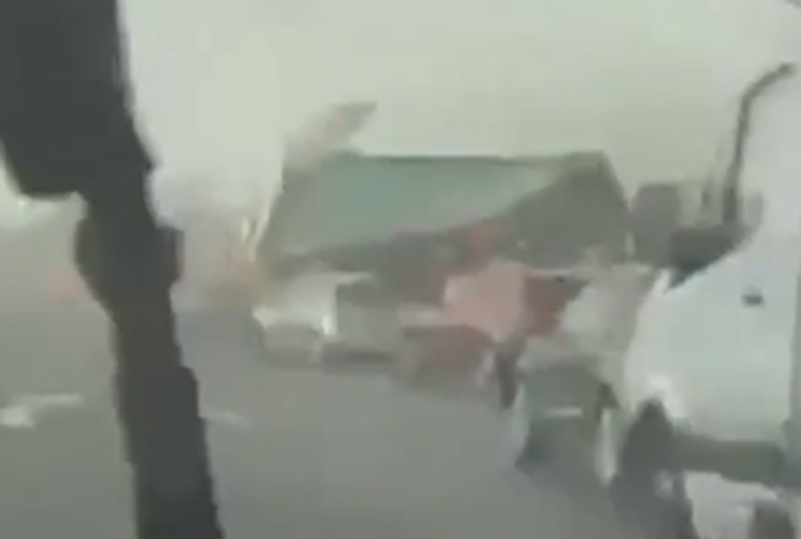 Camioane răsturnate de furtună în Franța. Imagini apocaliptice de pe o autostradă