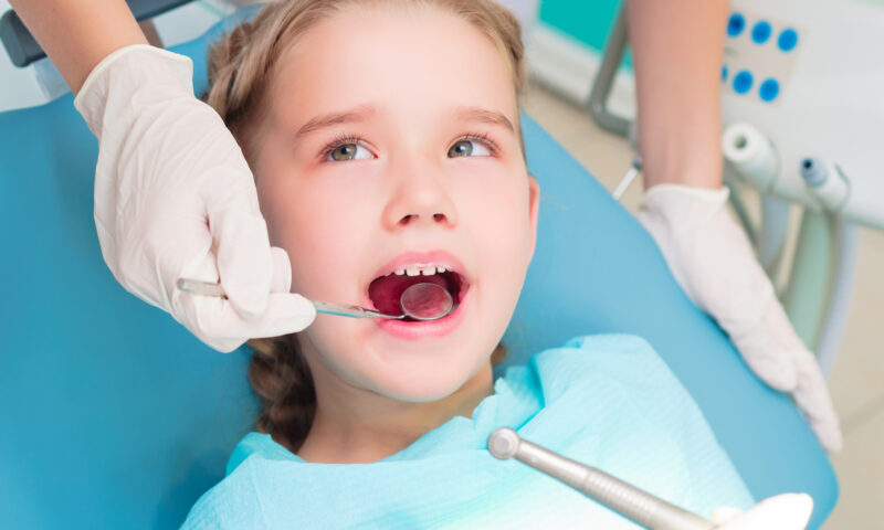 Copiii ar putea merge mai rar la dentist. Un tratament simplu oprește cariile