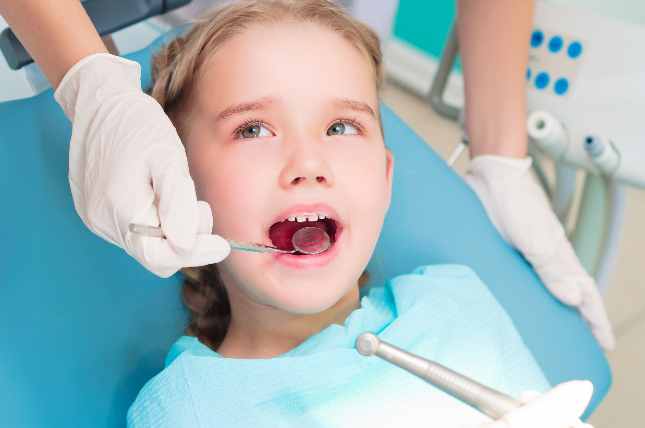 Copiii ar putea merge mai rar la dentist. Un tratament simplu oprește cariile