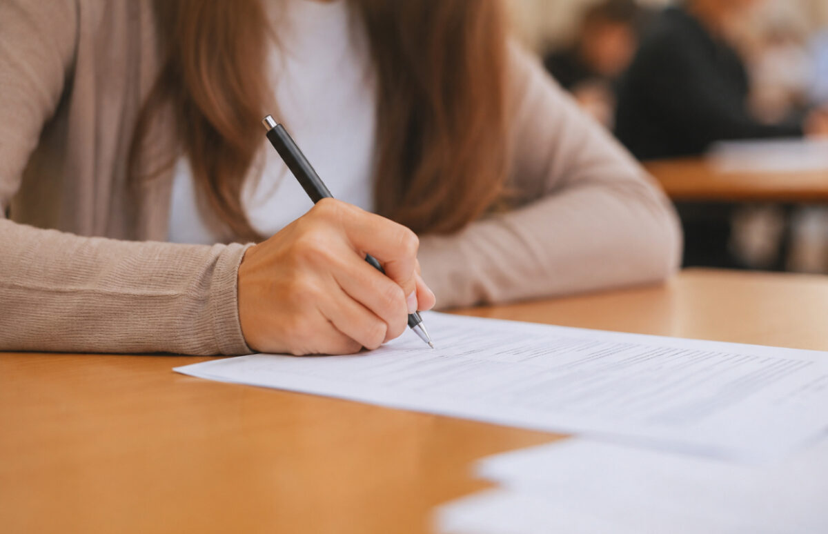 Mii de profesori susțin examenul de definitivat 2026. Specializările cu cele mai multe înscrieri