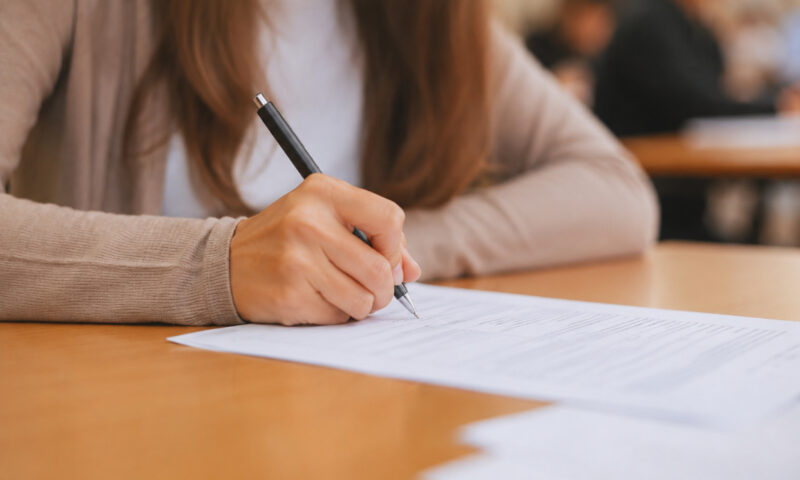 Mii de profesori susțin examenul de definitivat 2026. Specializările cu cele mai multe înscrieri