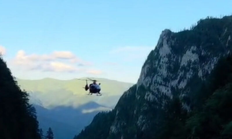 Trei turiști au fost salvați cu elicopterul din Bucegi. Un bărbat de 77 de ani nu a mai putut înainta pe Jepii Mici