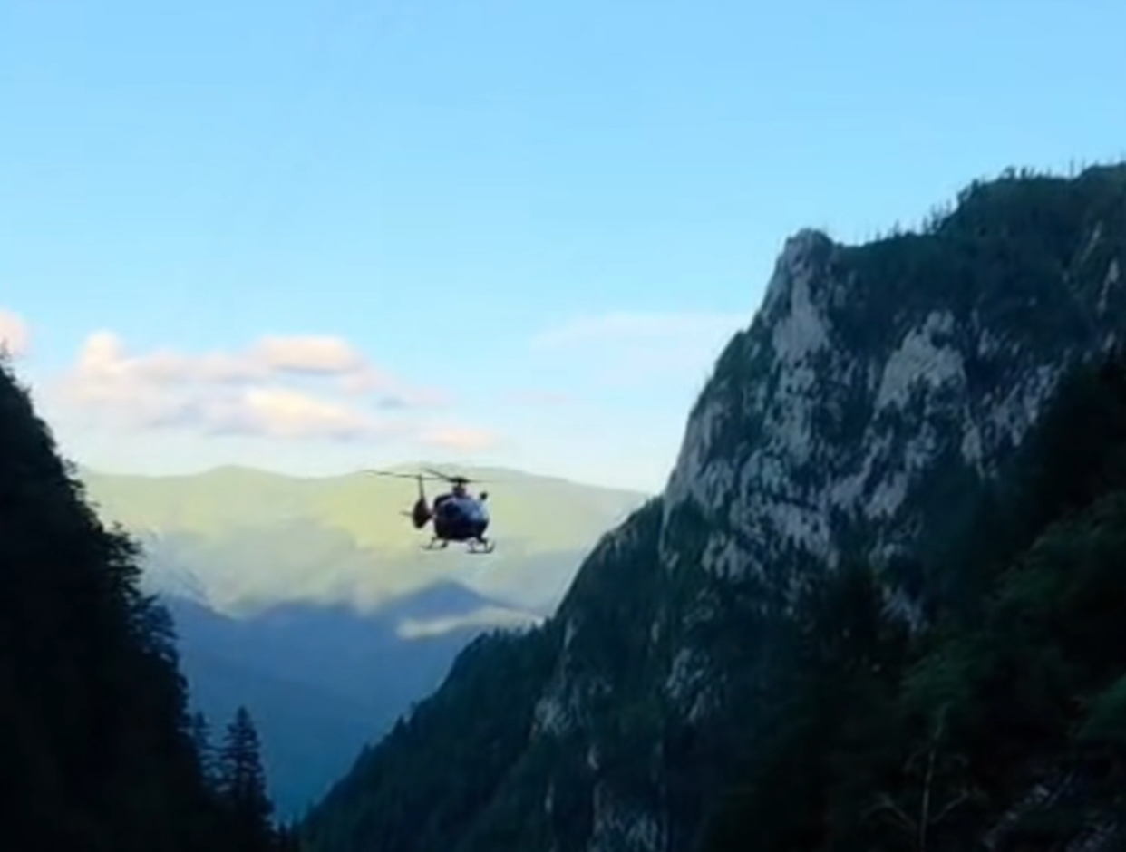 Trei turiști au fost salvați cu elicopterul din Bucegi. Un bărbat de 77 de ani nu a mai putut înainta pe Jepii Mici