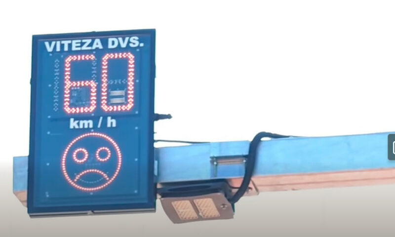 Apar pe drumurile din România și afișează viteza în timp real. Noile sisteme care îi monitorizează pe șoferi