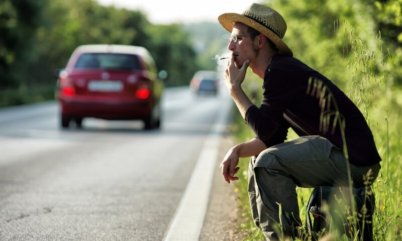 Amendă pentru fumatul la volan? Ce spune, de fapt, Codul rutier și când pot fi sancționați șoferii