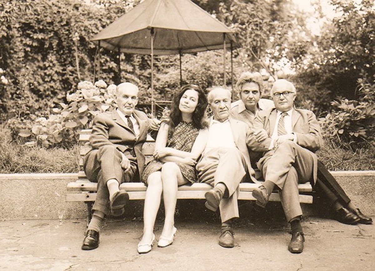 Gheorghe Eminescu (st), se află alături de Dalia Bogdan, Nichifor Crainic, Radu Bogdan şi Gheorghe Bulgăr