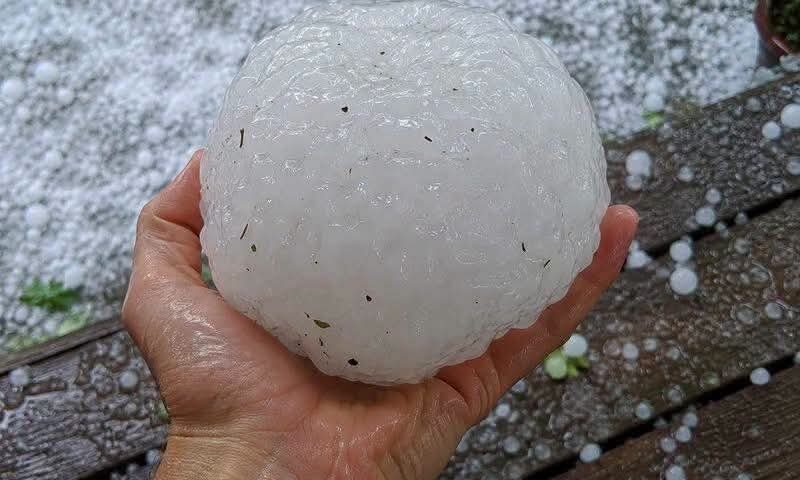 Grindină imensă în Franța. Mașini stricate și străzi albe. Foto