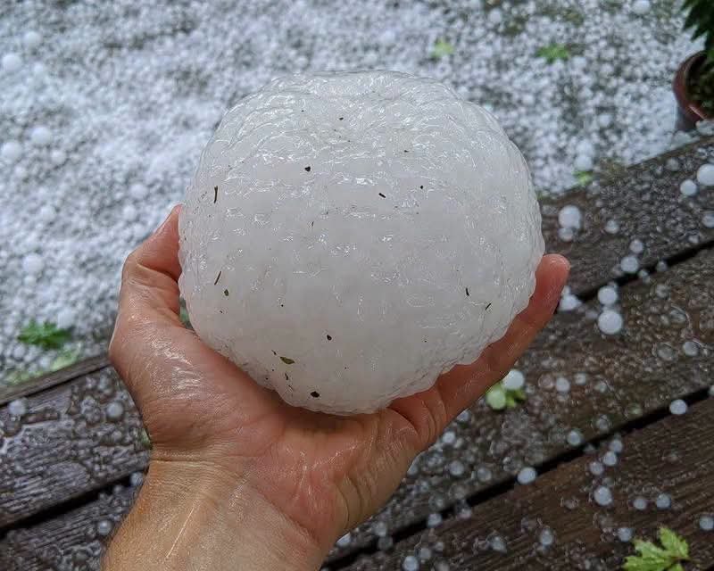 Grindină imensă în Franța. Mașini stricate și străzi albe. Foto