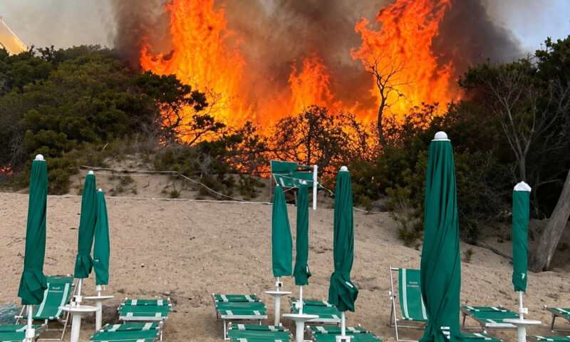 Incendiu puternic în Italia. Peste 400 de persoane au fost evacuate pe mare din Puglia