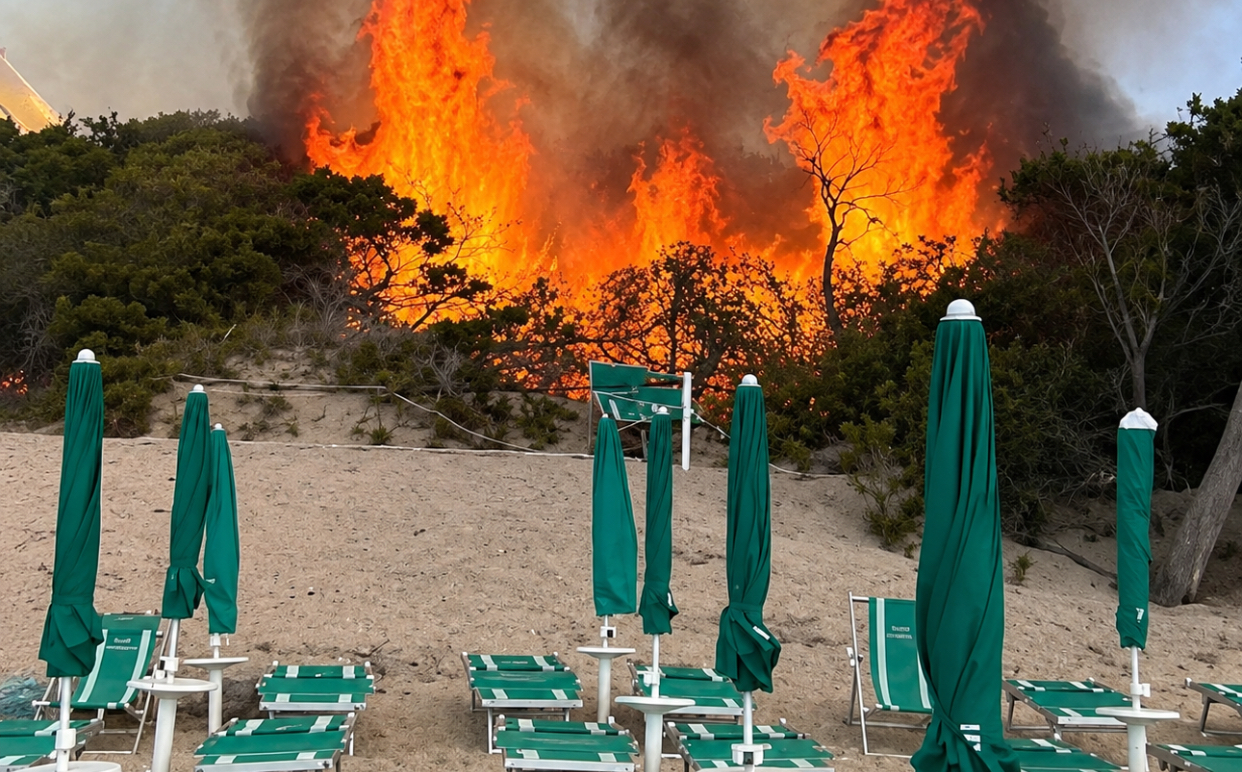 Incendiu puternic în Italia. Peste 400 de persoane au fost evacuate pe mare din Puglia
