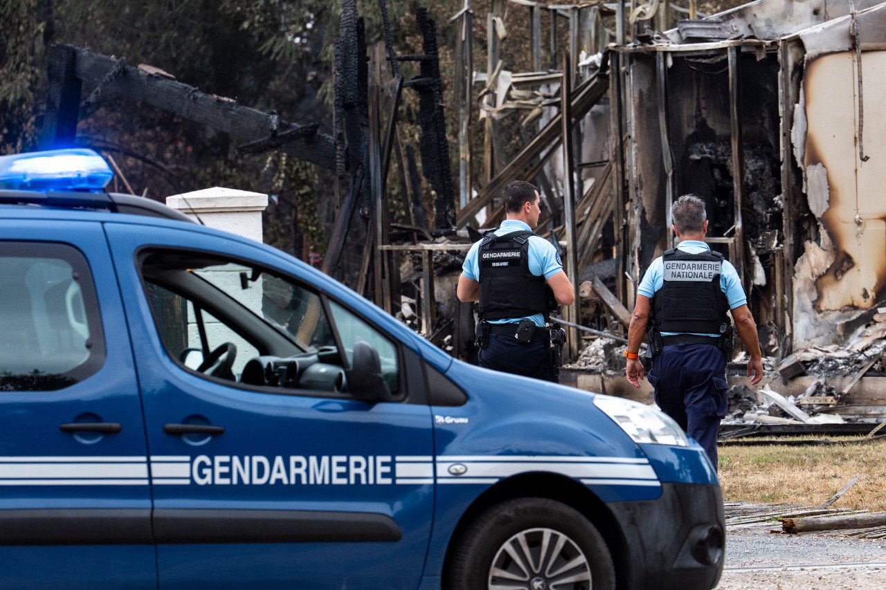 Poliția franceză supraveghează zona incendiilor