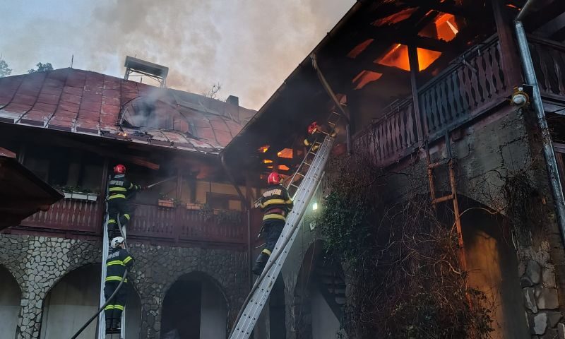 Incendiu puternic la Mănăstirea Bisericani, din județul Neamț. Pompierii încearcă să limiteze focul