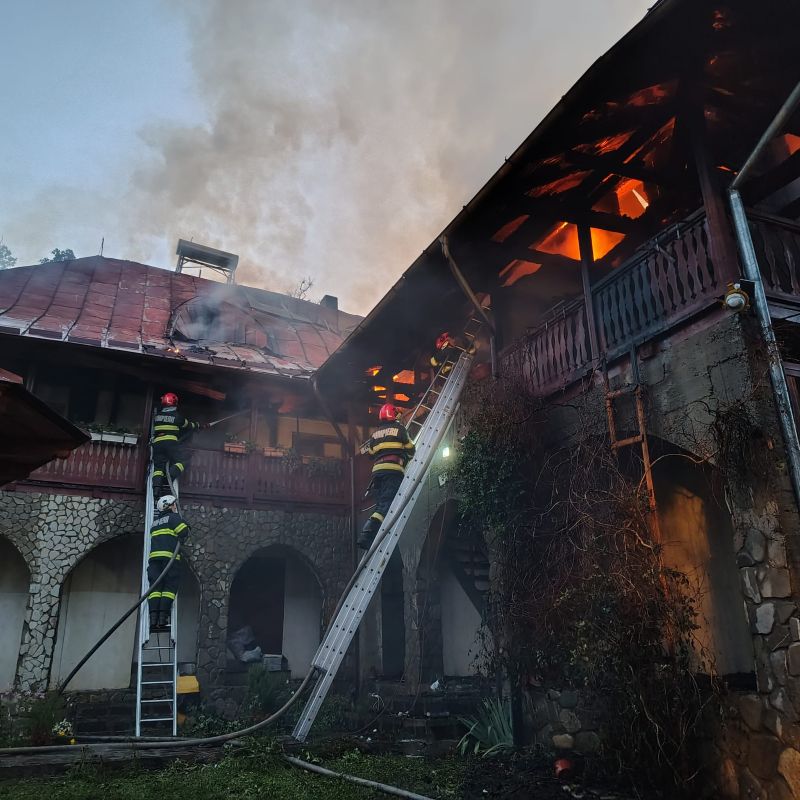 Incendiu puternic la Mănăstirea Bisericani, din județul Neamț. Pompierii încearcă să limiteze focul